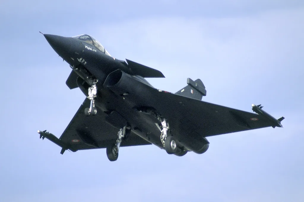 The Rafale lifting off to start its display at Farnborough Sept 1992