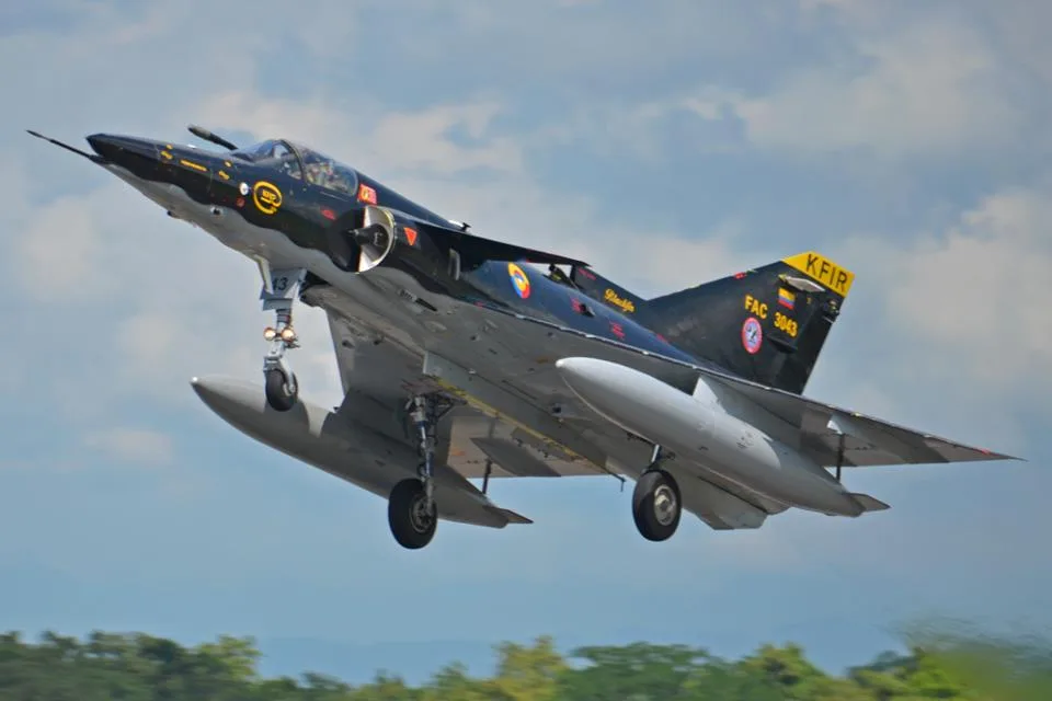 avión caza bombardero colombiano